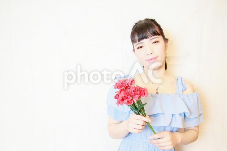 母の日を祝う水色ワンピースの女性 女性,母の日,美人の写真素材