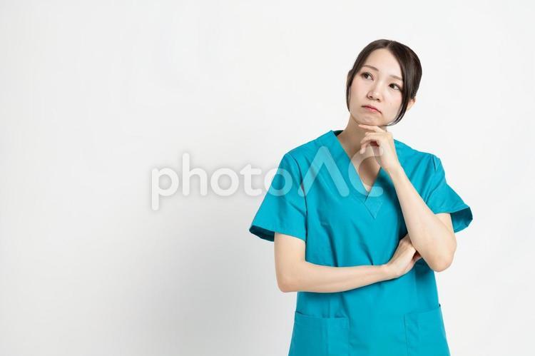 考え事をしている女性の医者 医者,外科医,美人の写真素材