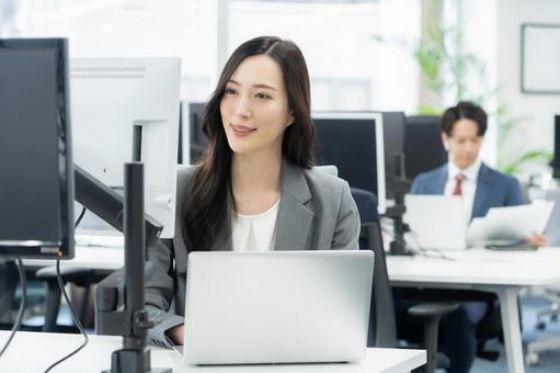 オフィスで仕事をする若いビジネスウーマン オフィスで仕事をする若いビジネスウーマン ビジネス,女性,オフィスの写真素材