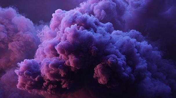 紫色の煙が広がる幻想的な背景 紫色の煙が広がる幻想的な背景の写真