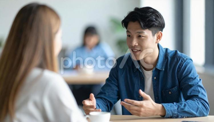 マンツーマンで英会話教室で話す日本人男性 英会話,マンツーマン,カフェの写真素材