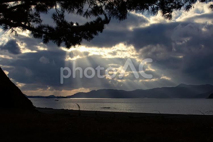 ＜五島の風景＞光芒射す大浜と防砂林の松 防砂林,光芒,薄明光線の写真素材