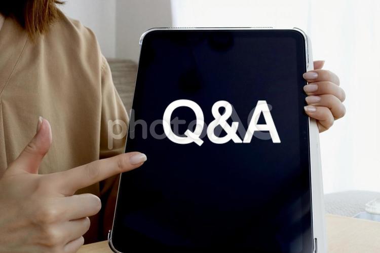 タブレットを持つ女性　Ｑ＆Ａイメージ q＆a,キューアンドエー,質問の写真素材