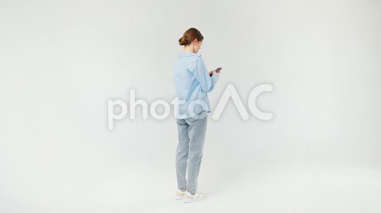 スマホを操作する女性の横顔 女性,スマートフォン,持つの写真素材