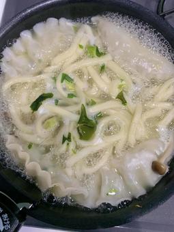 マンドゥ餃子を入れて熱々煮込みうどん マンドゥ餃子を入れて熱々煮込みうどんの写真