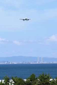 関西国際空港上空を飛ぶ飛行機 縦 関西国際空港上空を飛ぶ飛行機 縦 関西国際空港,関空,飛行機の写真素材