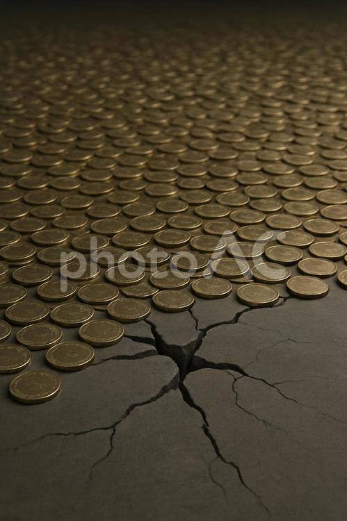 崩れる基盤（揺らぐ富） 金貨,硬貨,コインの写真素材