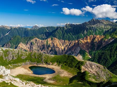槍ヶ岳と鷲羽池 槍ヶ岳と鷲羽池 北アルプス,登山,山岳写真の写真素材