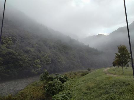切り立ち込める山々 切り立ち込める山々の写真