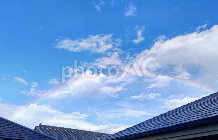 空と雲２５＋屋根にかかる虹 空,虹,雲の写真素材