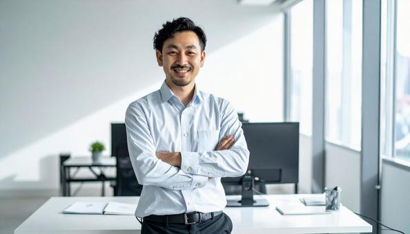 オフィスで働く日本人システムエンジニア オフィスで働く日本人システムエンジニアの写真