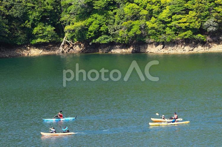 湖面を滑るカヌー　福地ダム　沖縄県東村 湖,湖面,ダム湖の写真素材