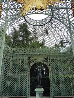 サンスーシ宮殿の庭園門の彫刻像 サンスーシ宮殿の庭園門の彫刻像の写真