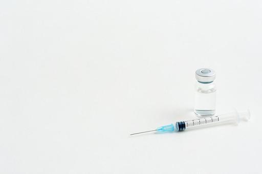 注射器と薬瓶 注射器と薬瓶の写真