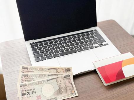 ネットバンクと紙の通帳 通帳,ネットバンク,お金の写真素材