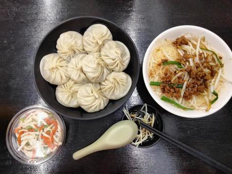 小籠包と焼きビーフン 小籠包と焼きビーフンの写真