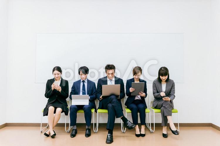 会社でガジェットを使うスーツ姿の会社員 ビジネス,クラウド,iotの写真素材