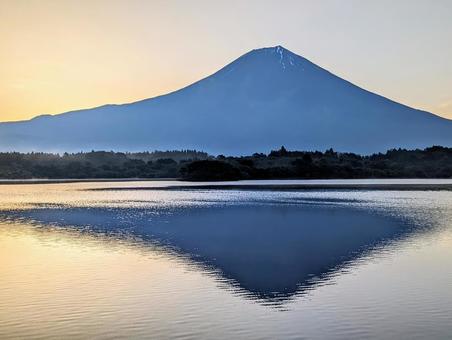 田貫湖畔の朝焼け 田貫湖畔の朝焼けの写真