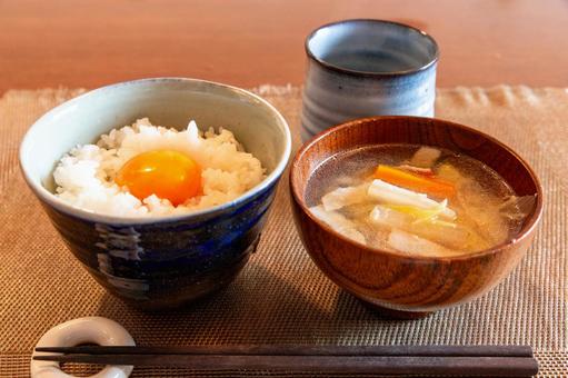具だくさんな味噌汁と玉子かけご飯の朝食 具だくさんな味噌汁と玉子かけご飯の朝食の写真
