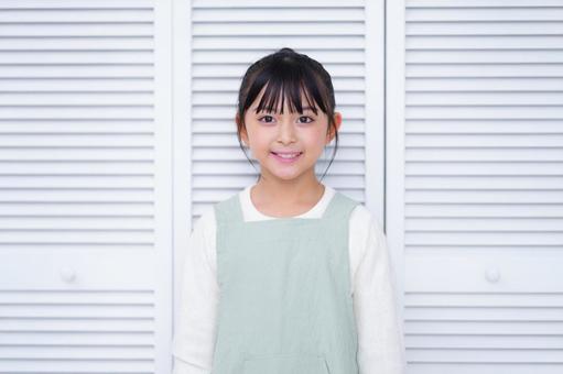 白い背景の前で優しく笑う少女 女の子,笑顔,にっこりの写真素材