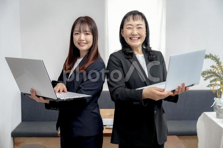 PCと笑顔のビジネスウーマンたち パソコン,転職,就職の写真素材