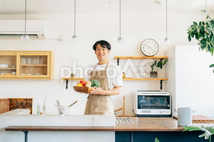 キッチンに立つ男性（野菜） 料理,野菜,男性の写真素材