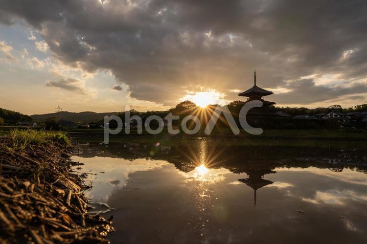 夕日と寺院のリフレクション 夕焼け,リフレクション,寺院の写真素材