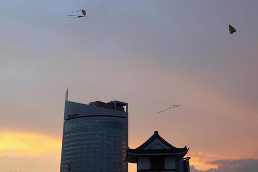夕方のサンポート高松に揚がるベトナム凧 ベトナム凧,凧,夕方の写真素材
