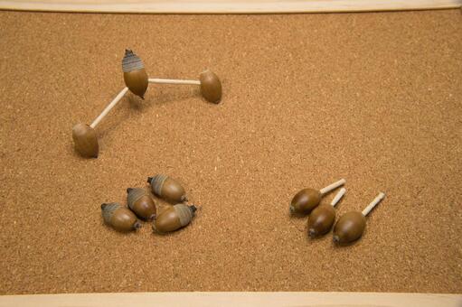 どんぐり遊びいろいろ どんぐり,ヤジロベー,こまの写真素材