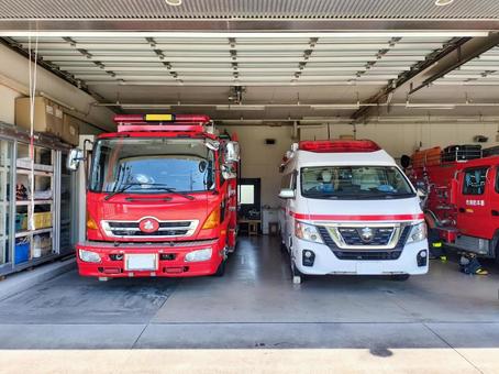 消防署に並ぶ消防車と救急車 消防署に並ぶ消防車と救急車 消防車,救急車,消防署の写真素材