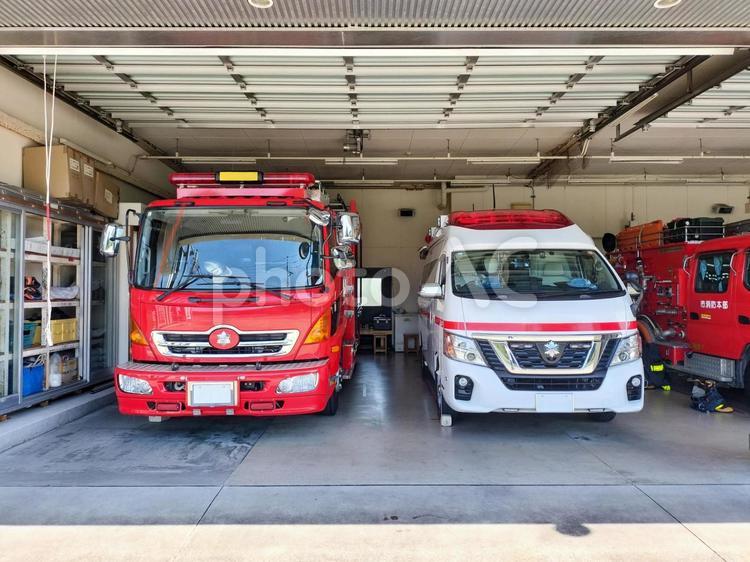 消防署に並ぶ消防車と救急車 消防車,救急車,消防署の写真素材