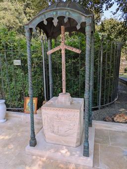 サムタヴロ修道院の聖ニノの十字架 十字架,葡萄十字,聖ニノの写真素材