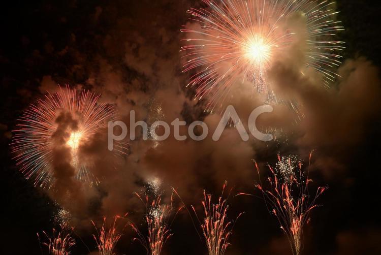 煙に隠れる打ち上げ花火12 打ち上げ花火,花火,長岡花火の写真素材