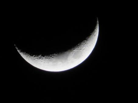 闇夜に浮かぶ三日月 闇夜に浮かぶ三日月の写真