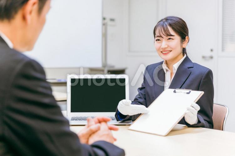 打ち合わせする白手袋をつけた女性 契約,書類,打ち合わせの写真素材