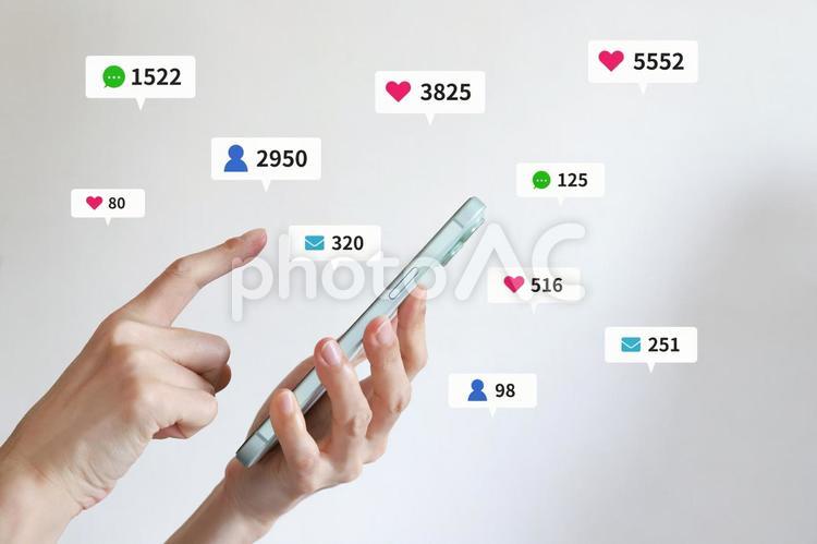 スマートフォンを使う手元 スマートフォン,スマホ,携帯の写真素材