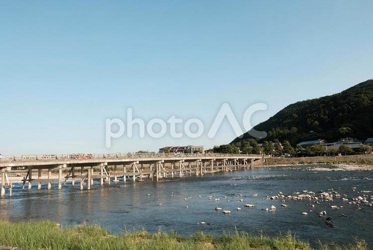 青空の下の渡月橋 嵐山,渡月橋,桂川の写真素材