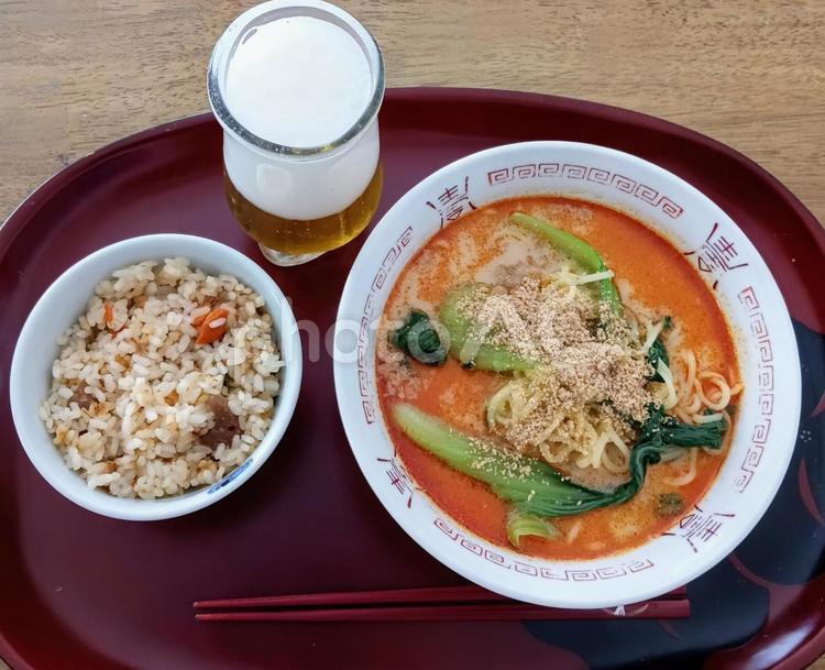 朝からビール飲んでます ビール,担々麺,ラーメンの写真素材