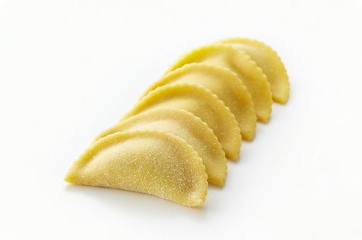 メッツァルーナ 餃子型ラビオリ 生パスタ メッツァルーナ 餃子型ラビオリ 生パスタ メッツァルーナ,生パスタ,パスタの写真素材