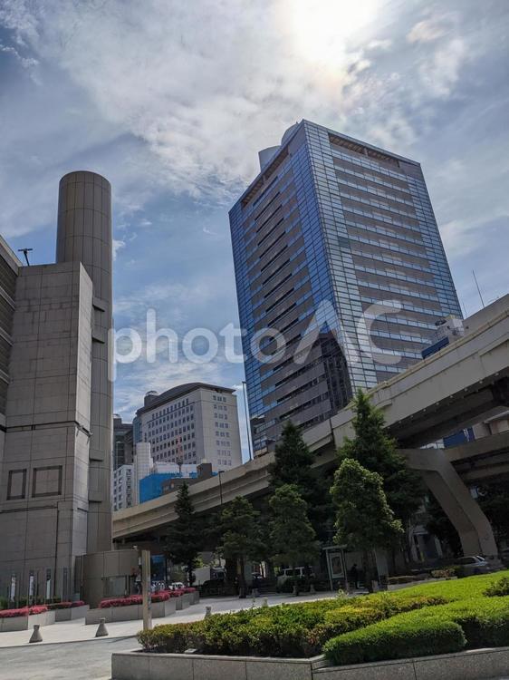 熱い夏の太陽と新宿の高層ビル 風景,ビル,道路の写真素材