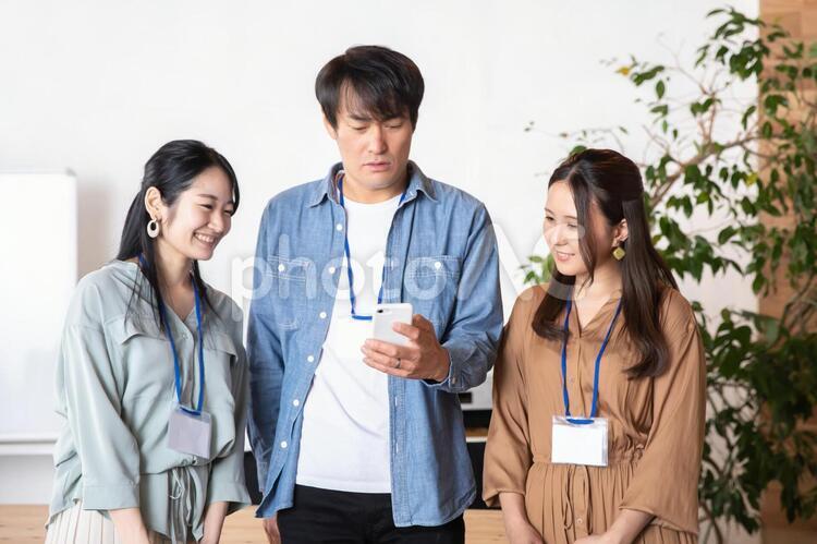 スマホを見る男女の会社員 スマホ,スマートフォン,アプリの写真素材