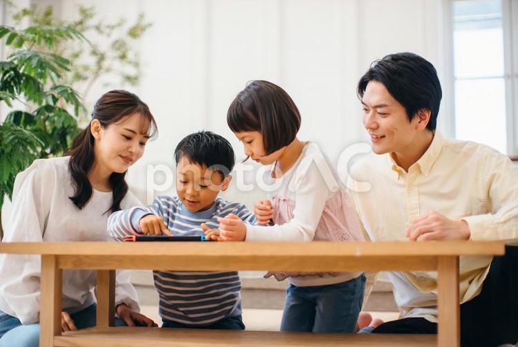 男の子のゲームを覗き見る家族 親子,ゲーム,ファミリーの写真素材