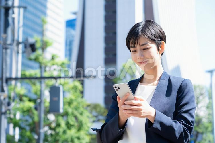 オフィス街で働く若いビジネスウーマン ビジネス,女性,ビジネスウーマンの写真素材