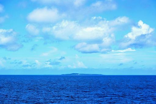沖縄・海上から見る鳩間島 沖縄・海上から見る鳩間島の写真