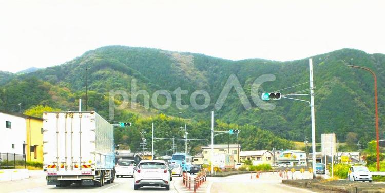 国道一号線　交通量の多い道路 トラック,車,運送の写真素材