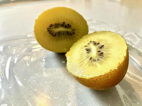 半分に切られたキウイ④ 半分に切られたキウイ④の写真