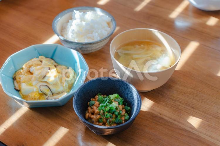 納豆と卵とじの朝食 納豆と卵とじの朝食 朝食,和食,家庭料理の写真素材