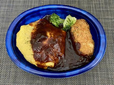 オムライスとカニクリームコロッケ弁当 オムライスとカニクリームコロッケ弁当の写真