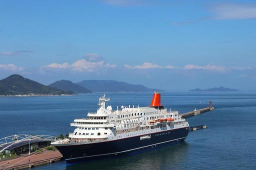 １０月中旬の日中の高松港のにっぽん丸 にっぽん丸,クルーズ船,船の写真素材