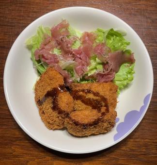 R7.11.26海老カツとレタスと生ハム 夕食,海老カツ,カツの写真素材